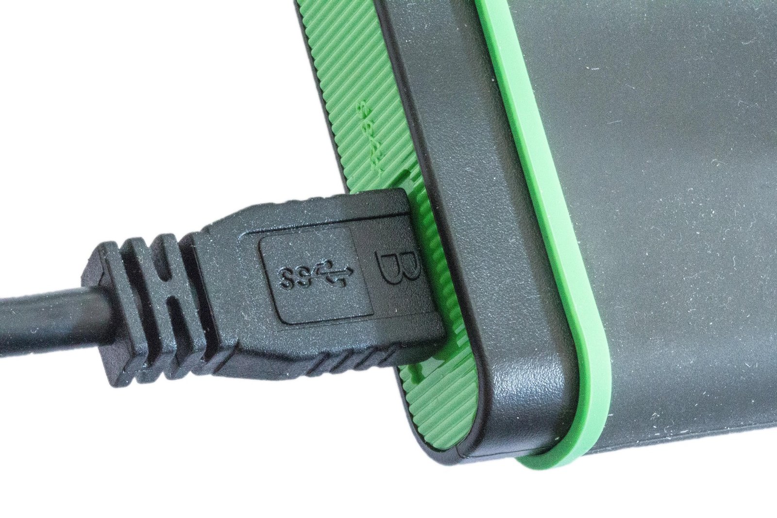 Dropped cellular calls, weak signal bars, and erratic data drops stem from temporary modem glitches, corrupted carrier settings, or weak 5G coverage. Follow these troubleshooting steps to stabilize your mobile connection: